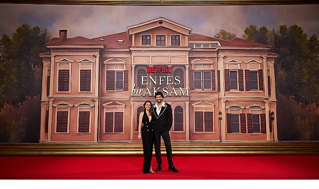 Netflix&rsquo;in Başrollerini Engin Aky&uuml;rek ve Aslı Enver&rsquo;in Paylaştığı Yeni Dizisi Enfes Bir Akşam&rsquo;ın Galası Ger&ccedil;ekleşti