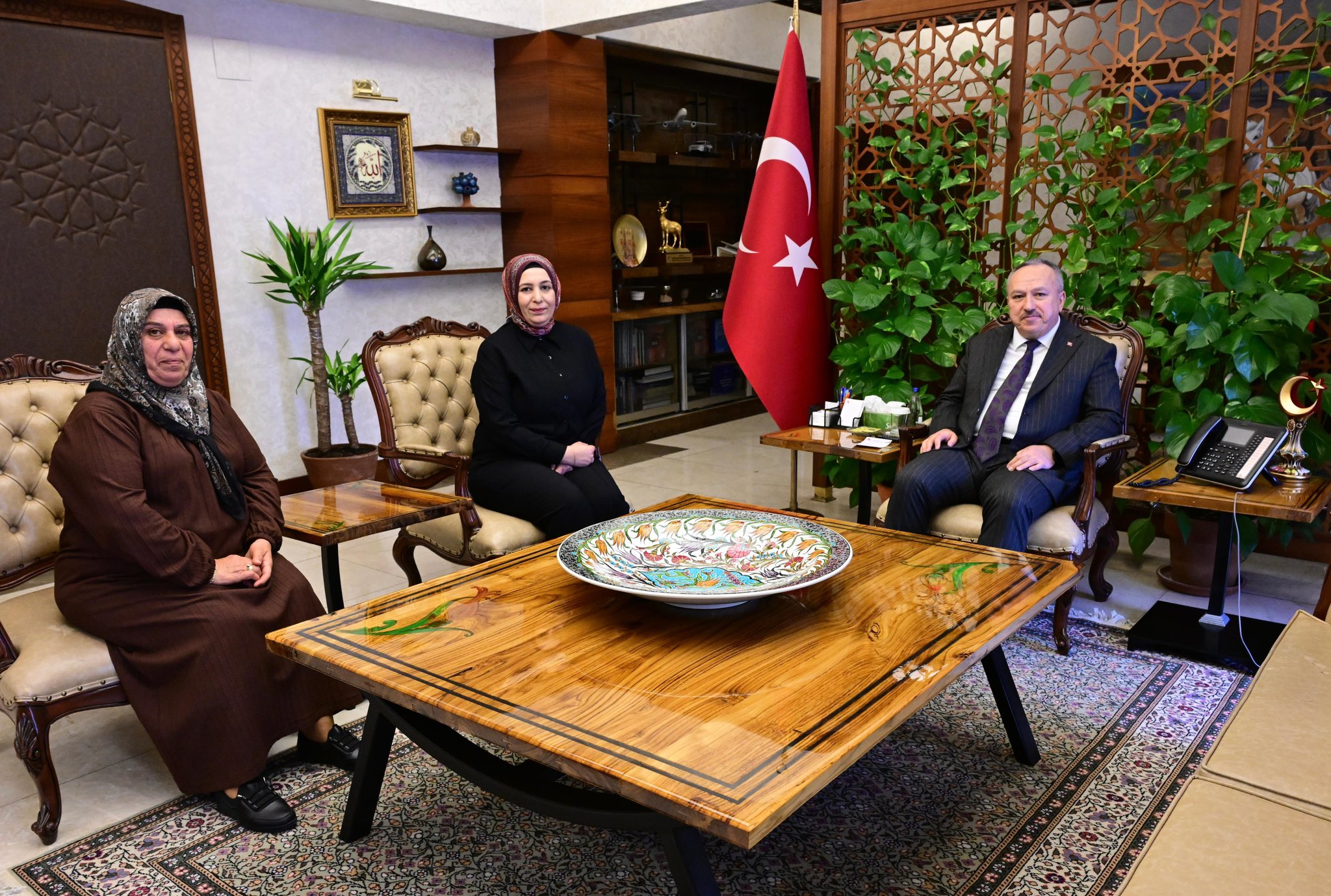 Vali Sel&ccedil;uk Aslan Makamında Şehit Ailesini Ağırladı