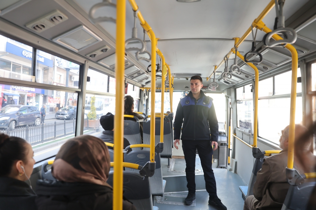 Zabıtadan Otob&uuml;slere Hijyen ve G&uuml;venlik &Ccedil;ıkartması