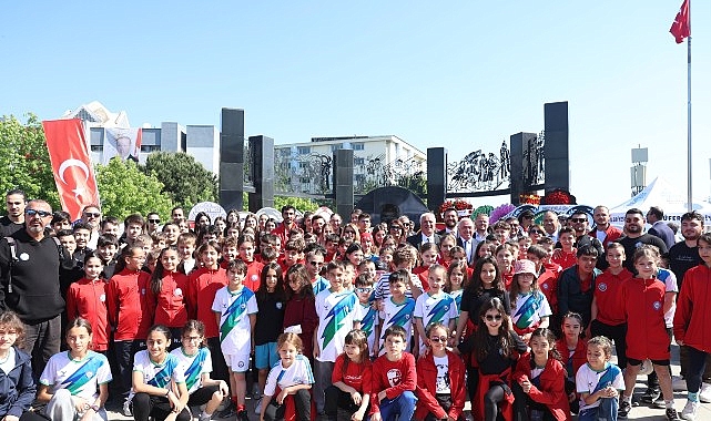 Nil&uuml;fer, 19 Mayıs&rsquo;ı Cumhuriyet Meydanı&rsquo;nda karşıladı