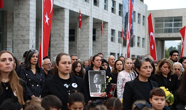 Nil&uuml;fer, Ata&rsquo;sını Cumhuriyet Meydanı&rsquo;nda andı