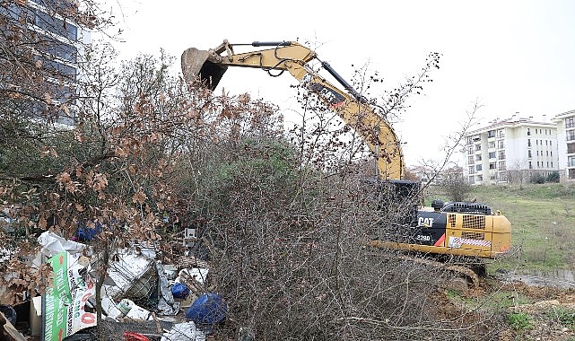 Nil&uuml;fer Belediyesi Balkan Mahallesi&rsquo;nde ka&ccedil;ak barakaları yıktı