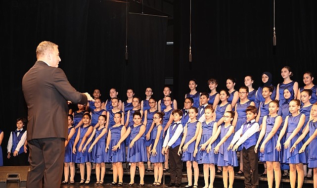 Nil&uuml;fer &Ccedil;ocuk ve Gen&ccedil;lik Koroları yıl sonu konserinde b&uuml;y&uuml;ledi