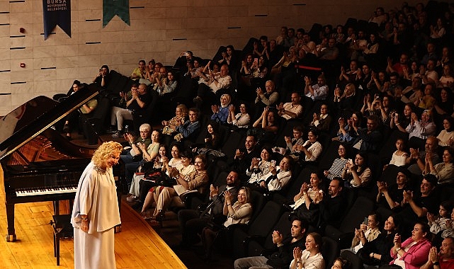 Nil&uuml;fer Senfoni Orkestrası ilk konserinde G&uuml;lsin Onay'ı ağırladı