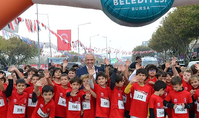 Nil&uuml;fer'de binden fazla &ouml;ğrenci Cumhuriyet i&ccedil;in koştu