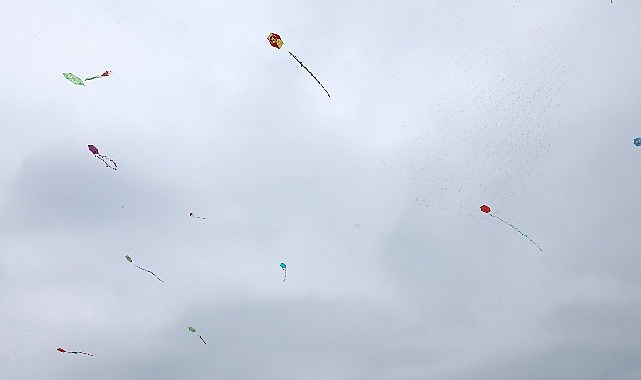 Nil&uuml;fer&rsquo;de g&ouml;ky&uuml;z&uuml; u&ccedil;urtmalarla renklendi