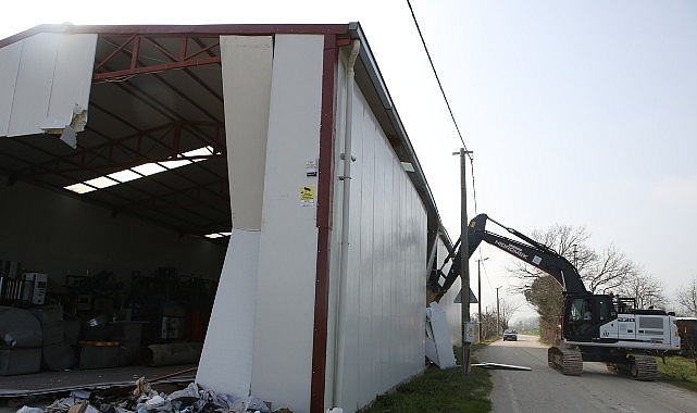 Nil&uuml;fer&rsquo;de tarım alanındaki 900 metrekarelik ka&ccedil;ak yapı yıkıldı