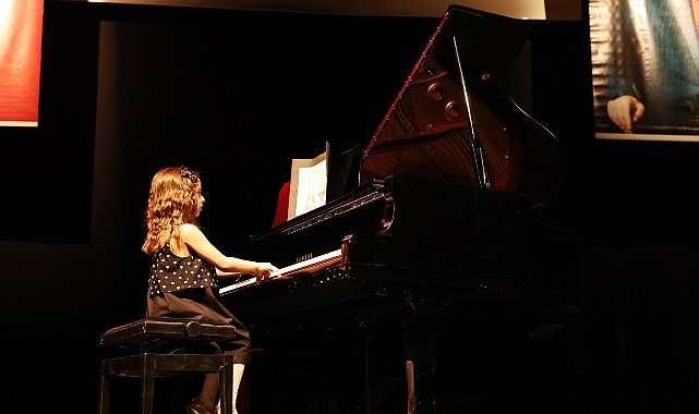 Nil&uuml;fer&rsquo;de yıl sonu konserleri keman ve piyano ile başladı