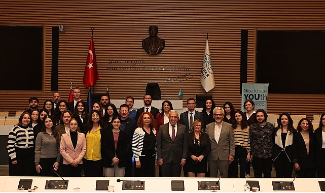 Nil&uuml;fer&rsquo;den Almanya&rsquo;ya gen&ccedil;lik k&ouml;pr&uuml;s&uuml;