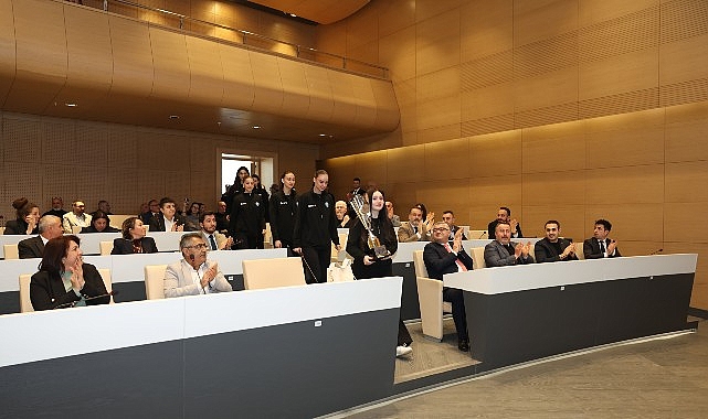 Nil&uuml;fer&rsquo;in gen&ccedil; sporcuları başarılarını belediye meclisinde paylaştı