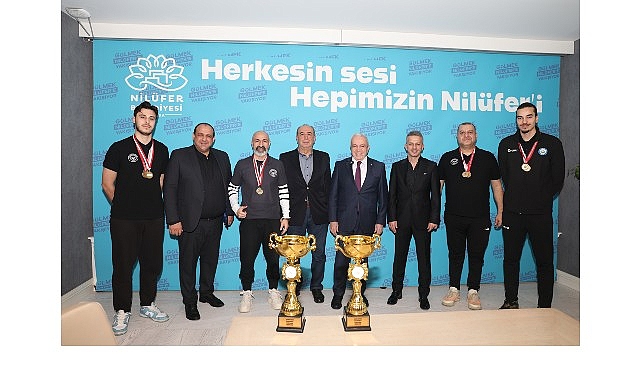 Nil&uuml;fer&rsquo;in şampiyon kızları kupaları Başkan Şadi &Ouml;zdemir&rsquo;e getirdi