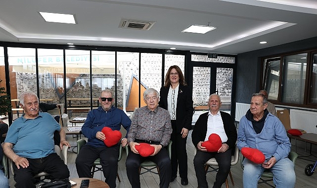 Nil&uuml;ferli kadınlardan huzurevi sakinlerine g&ouml;n&uuml;l k&ouml;pr&uuml;s&uuml;