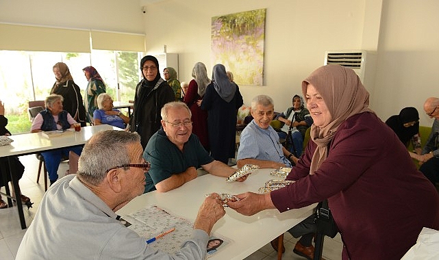Nil&uuml;ferli kadınlardan huzurevinde sıcak buluşma