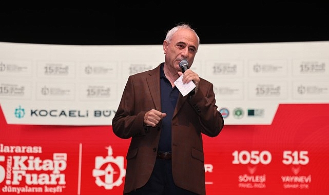 Nurullah Gen&ccedil;&rsquo;ten Kocaeli Kitap Fuarı&rsquo;nda hafızalara kazınan s&ouml;yleşi;  &ldquo;Bir taş attılar, d&uuml;nya yerinden oynadı&rdquo;