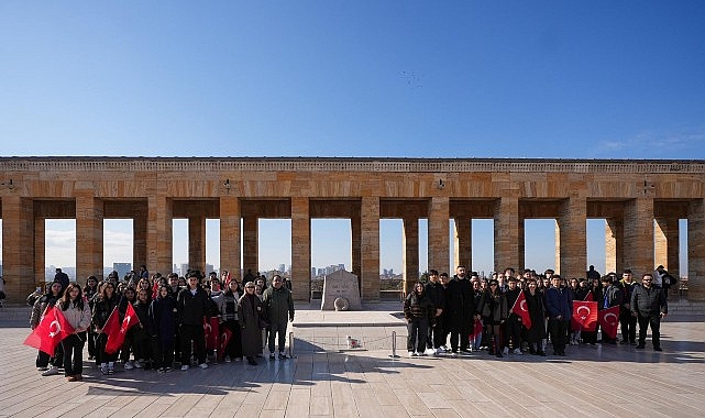 &Ouml;ğrenciler istedi, Maltepe Belediyesi Anıtkabir&rsquo;e g&ouml;t&uuml;rd&uuml;