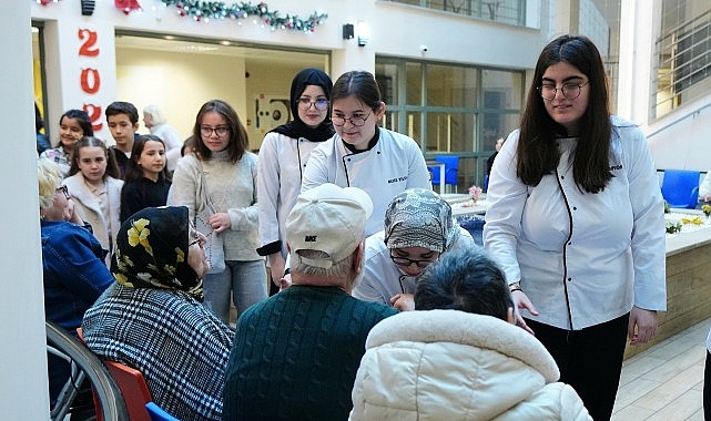 &Ouml;ğrencilerden Yeni Yıl &Ouml;ncesi Anlamlı S&uuml;rpriz