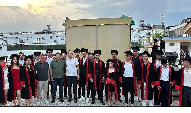 &Ouml;ğrencilerin mezuniyet sevinci