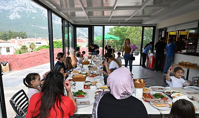 &Ouml;ğretmenlerden Tepe Parkı&rsquo;nda Anneler G&uuml;n&uuml; etkinliği