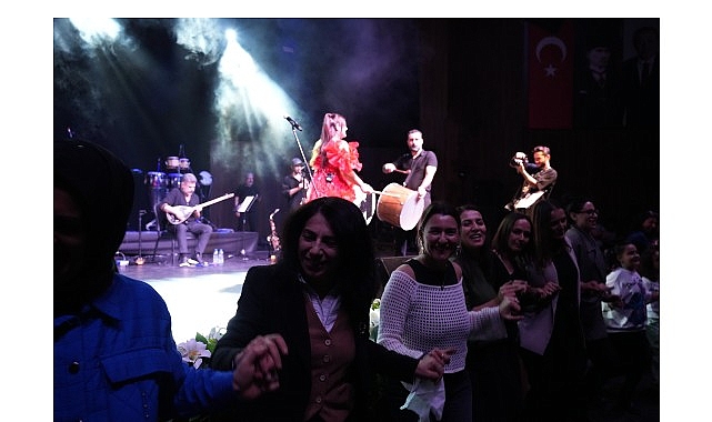 &Ouml;ğretmenlere m&uuml;zik ziyafetiyle 24 Kasım teşekk&uuml;r&uuml;