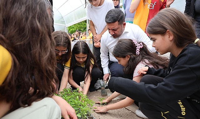 Okul Bah&ccedil;esine Kurulan Sera&rsquo;da 250 Fide Dikimi Yapıldı