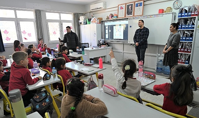 &Ouml;mer Eşki Hayat Bilgisi dersinde yerel y&ouml;netimleri anlattı