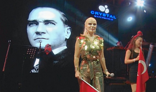 &Ouml;m&uuml;r Gedik konserinde 4 bin T&uuml;rk bayrağı dağıtıldı