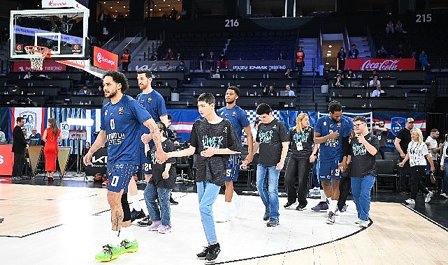 One Team katılımcıları Anadolu Efes &ndash; Partizan karşılaşmasında parkeye &ccedil;ıktı