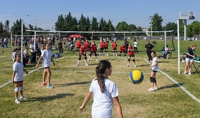 Osmangazi&rsquo;deki Mini Voleybol Şenliği&rsquo;nde Spor ve Dostluk Kazandı
