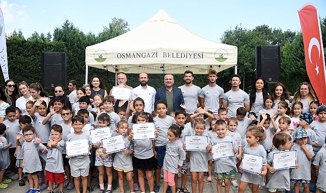 Osmangazi&rsquo;de minikler yaz tatilinde y&uuml;zmeyi &ouml;ğrendi