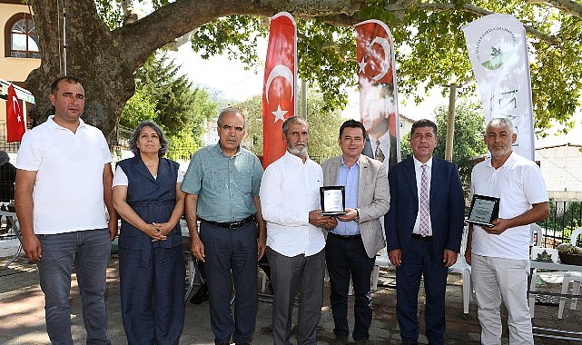 Osmangazi&rsquo;nin g&ouml;n&uuml;ll&uuml; temizlik el&ccedil;ilerine teşekk&uuml;r plaketi