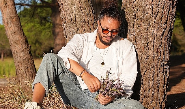 Oyuncu Engin Demircioğlu'ndan Sezen Aksu Coveri 'Yanmışım S&ouml;nm&uuml;ş&uuml;m Ben'