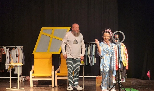 "Par&ccedil;a Tesirli Pazarlar" G&ouml;lc&uuml;k'te Kahkaha Dolu Bir Gece Yaşattı
