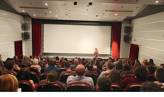 Pelin Esmer, yeni filmiyle Nil&uuml;fer&rsquo;de sinemaseverlerle buluştu