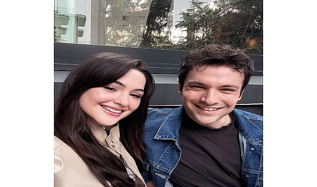 Prime Video, Ahmet Haktan Zavlak ve Derya Pınar Ak&rsquo;ın başrollerini paylaştığı 0000 Kilometre filminin kamera arkası g&ouml;r&uuml;nt&uuml;lerini paylaştı