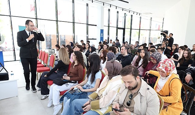 Prof. Dr. Samur, gen&ccedil;lerle yapay zek&acirc;yı konuştu