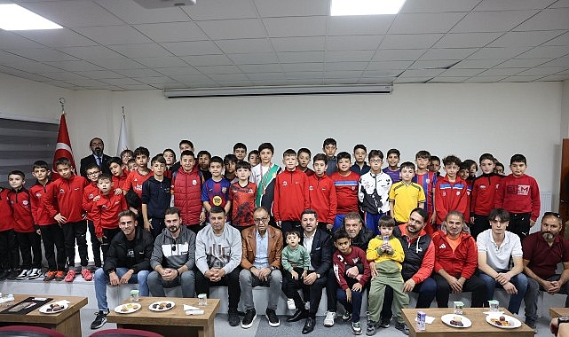 Rasim Arı Başkan&rsquo;dan Minik Futbolculara Krampon Hediyesi