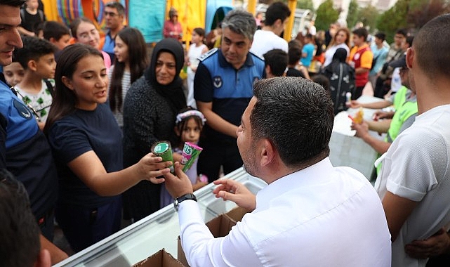 Rasim Başkan&rsquo;dan &Ccedil;ocuklara Dondurma ve Limonata