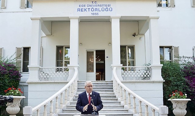 Rekt&ouml;r Prof. Dr. Budak Ege &Uuml;niversitesi ailesiyle bayramlaştı