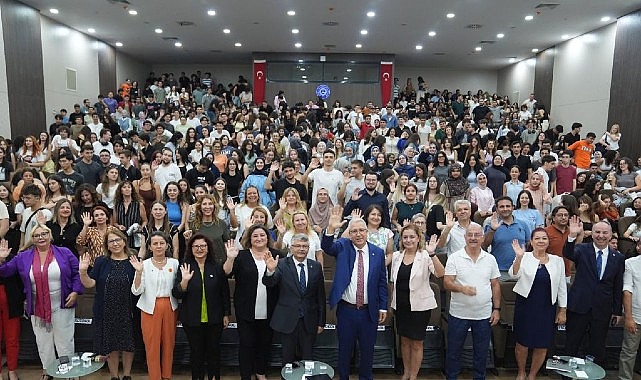 Rekt&ouml;r Prof. Dr. Necdet Budak &ccedil;i&ccedil;eği burnunda Egelilerle oryantasyon programı kapsamında buluşuyor