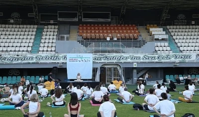 Sağlıklı yaşlanma i&ccedil;in yoga yaptılar
