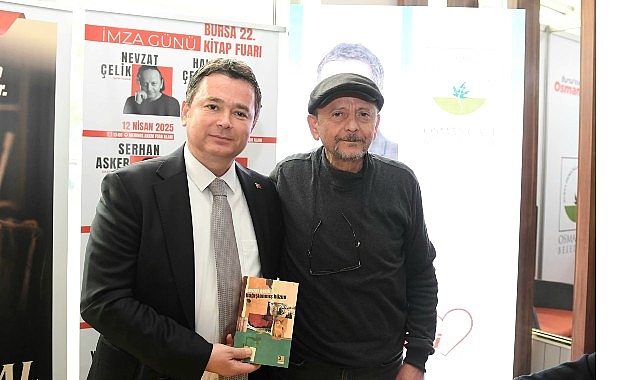 Şair ve yazar Nevzat &Ccedil;elik okurlarıyla Osmangazi standında buluştu