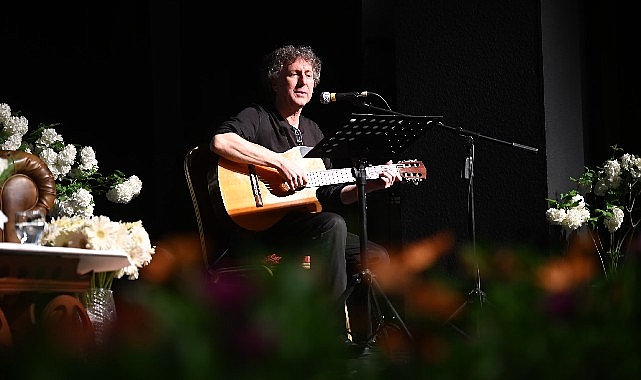 Salihli&rsquo;de şiire a&ccedil;ılan pencere yeniden aralandı. Salihli Şiir İkindileri 11 yıl aradan sonra 51. kez d&uuml;zenlendi.