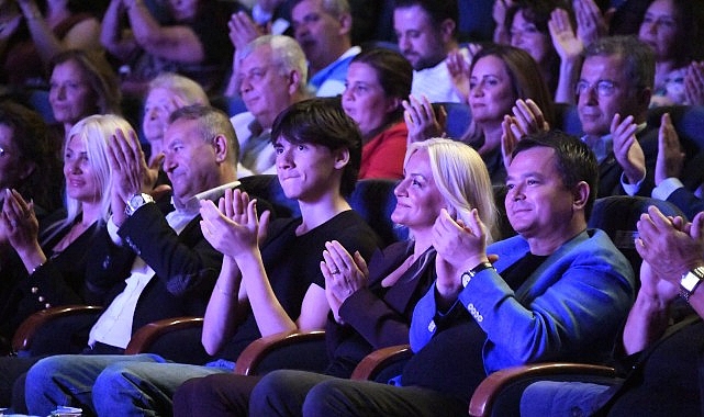 Sanat G&uuml;neşi Zeki M&uuml;ren Osmangazi&rsquo;de en sevilen şarkılarıyla anıldı