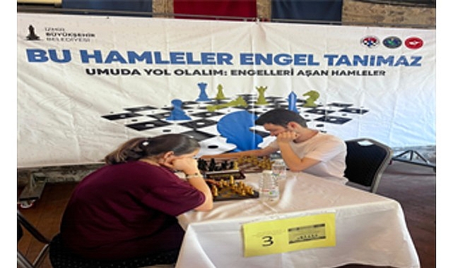 Satran&ccedil; turnuvasında hamleler engelleri aştı