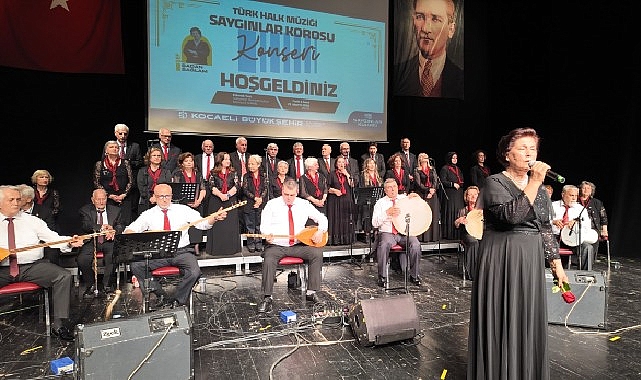 Saygınlar Korosu g&ouml;n&uuml;lleri coşturdu