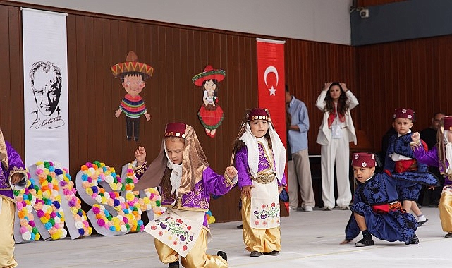 Seferihisar&rsquo;da 23 Nisan coşkusu; Yarınların ışığı &ccedil;ocuklar sahnedeydi