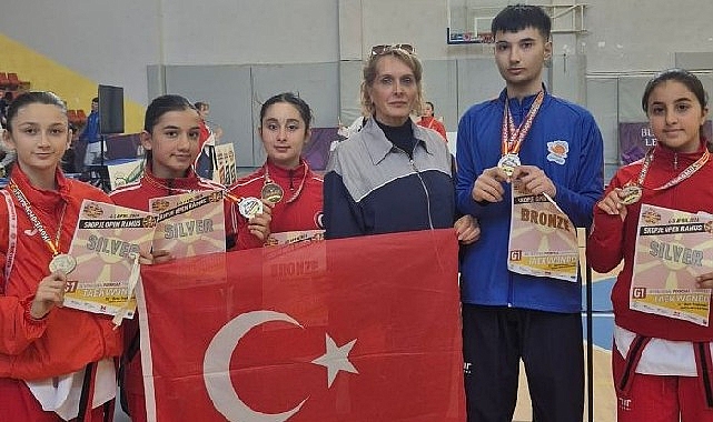 Seferihisar&rsquo;ın 'Altın &Ccedil;ocukları' Avrupa yolunda k&uuml;rs&uuml;y&uuml; bırakmıyor