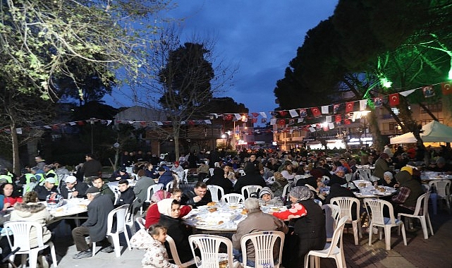 Seferihisar&rsquo;ın kalbinde bin kişilik &ldquo;İftar Sofrası&rdquo; kuruldu