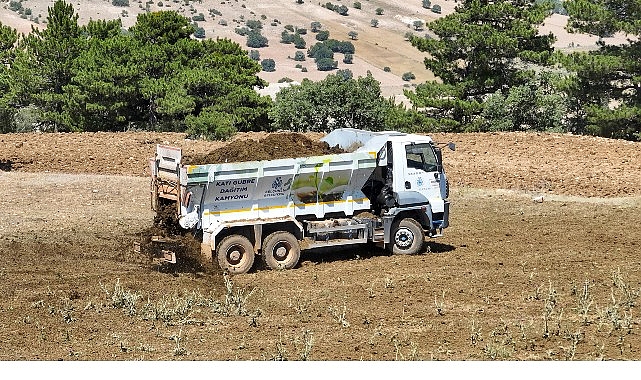 Sel&ccedil;uklu Belediyesi &Uuml;reticilere Kamyon &Uuml;zeri G&uuml;bre Dağıtım Makinesi ile Kolaylık Sağlıyor
