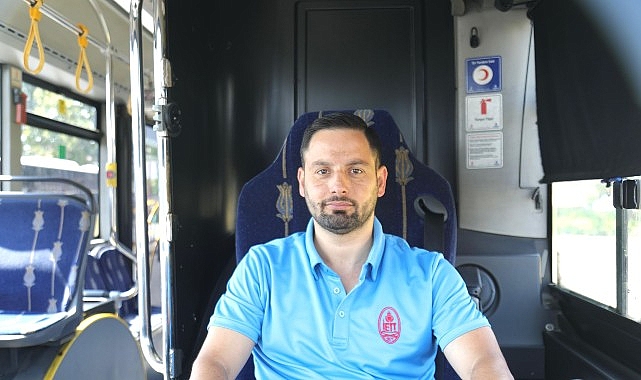 Seyir Halindeyken Fark Etti, Aracını Durdurdu, Koşarak İndi, Yanmakta Olan T&uuml;rk Bayrağını Elleriyle S&ouml;nd&uuml;rd&uuml;